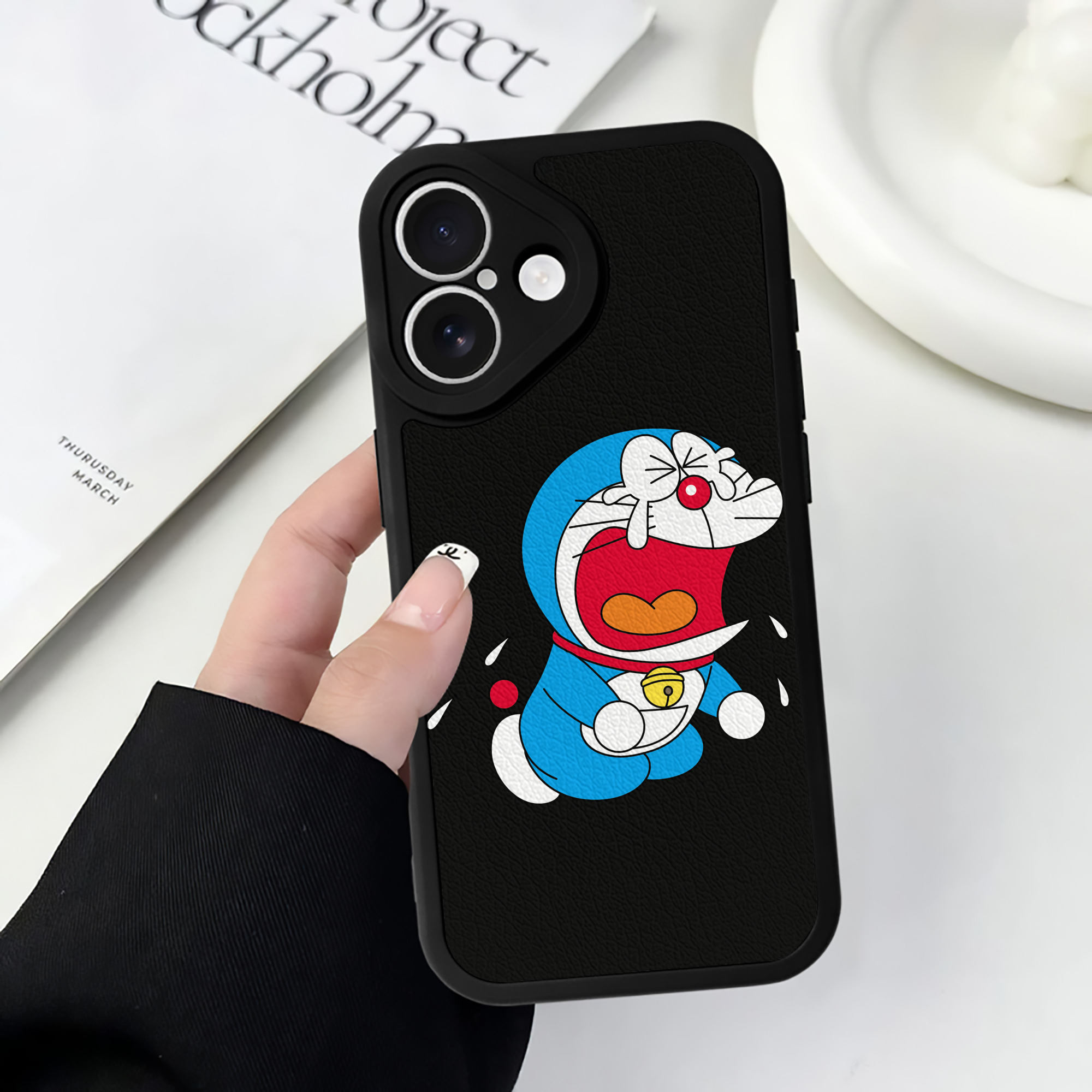 （画像用） ドラえもん Doraemon 【iPhone 16シリーズ対応】シリコンスマホケース（レザー調） 材質：シリコン
